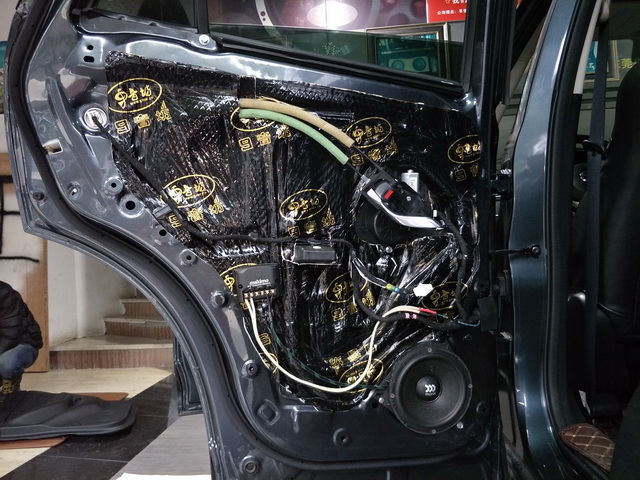 2摩雷玛仕舞602中低音喇叭安装在后门板原位，无损升级.jpg