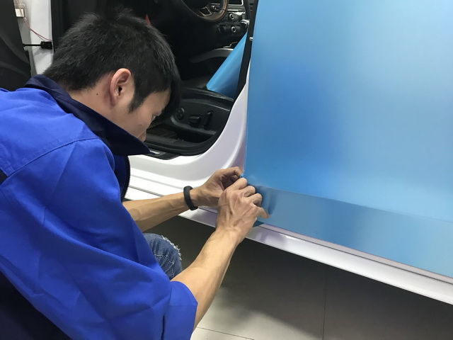 超级变身 柳州金手指奥迪A4汽车贴膜改装蓝色车身膜