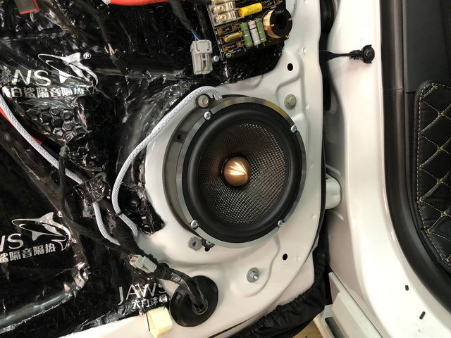 8，芬朗RE-6.2中低音喇叭安装在汽车原位.JPG