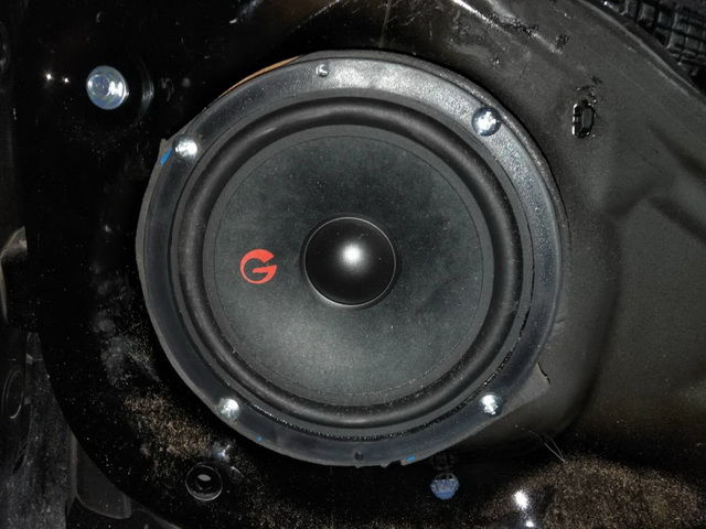 9，德国威玛仕德国威玛仕RC650中低音喇叭安装在汽车原位.jpg