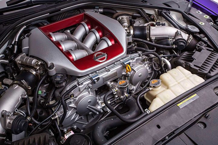 2016-nissan-gt-r-engine-bay (1).jpg