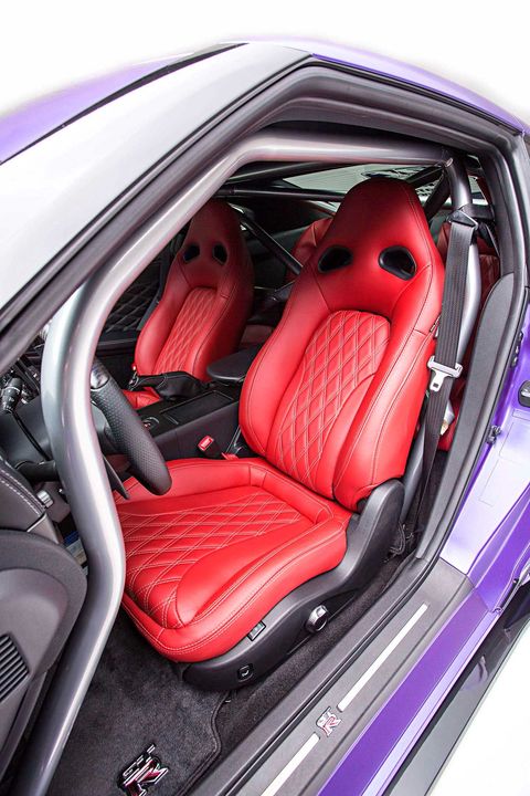 2016-nissan-gt-r-driver-seat.jpg