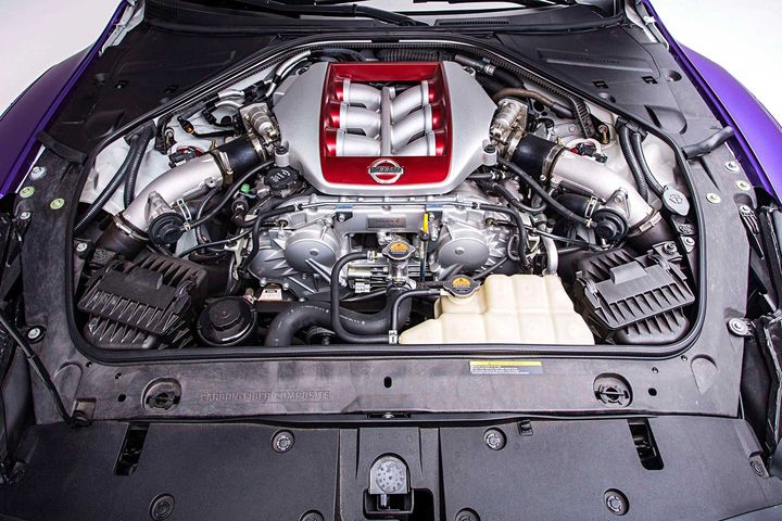 2016-nissan-gt-r-engine-bay.jpg