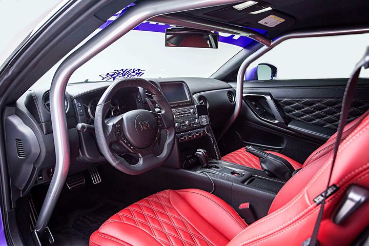 2016-nissan-gt-r-steering-wheel (1).jpg