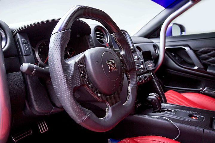 2016-nissan-gt-r-steering-wheel.jpg