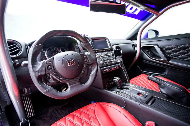 2016-nissan-gt-r-steering-wheel (2).jpg