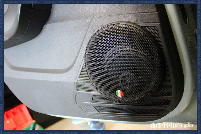 3，意大利史泰格SQ650C中低音喇叭安装在汽车原位.jpg