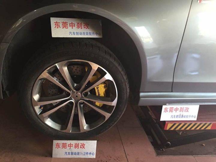 奥迪A4L改装卡钳分泵BREMBO 18Z大六活塞刹车套装