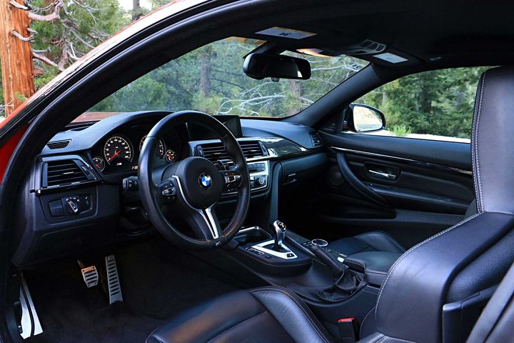 dinan-bmw-m4-s2-steering-wheel.jpg