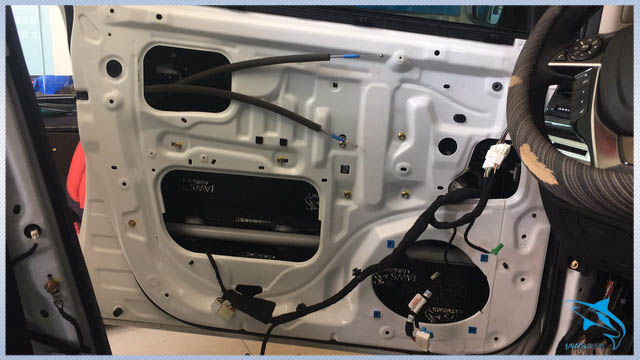 2，使用大白鲨隔音材料对汽车门板做第一层的隔音处理，降低门板共振噪声.jpg.jpg