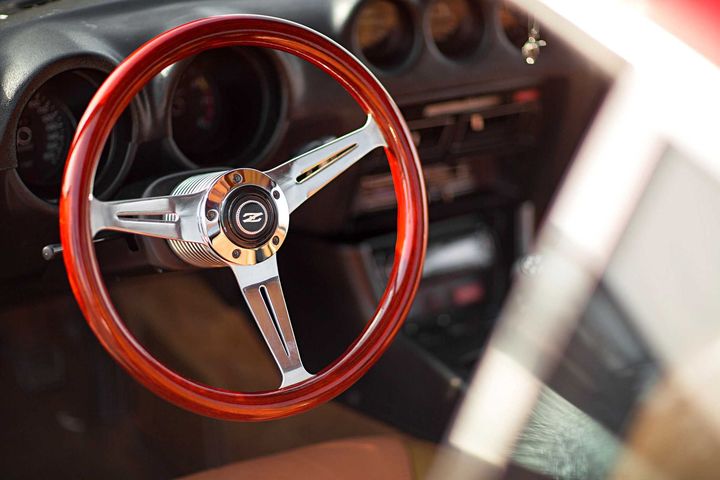 1977-datsun-280z-custom-wood-grain-z-steering-wheel (1).jpg