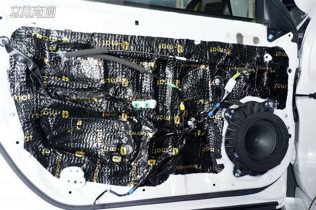 7，诗芬尼S65中低音喇叭安装在汽车原位.JPG