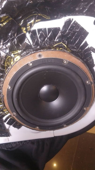 4，霸克 DX650中低音喇叭安装在汽车原位.jpg