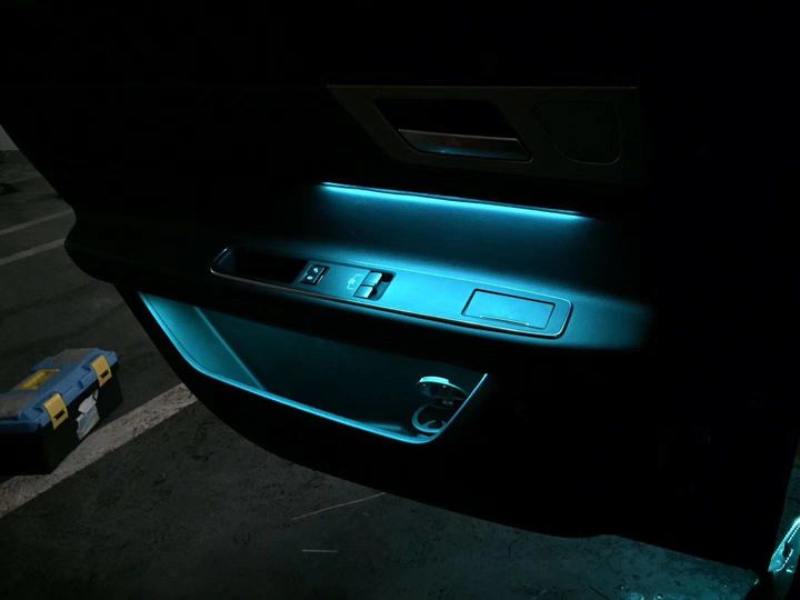 捷豹XFL加装8色氛围灯，颜色可自动调节