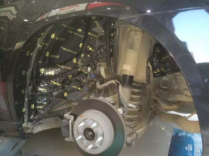 广西南宁克莱斯勒300C无损改装中道隔音轮胎隔音降噪案例