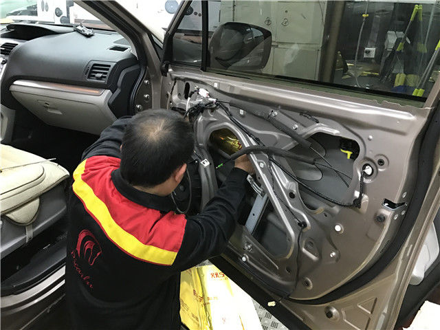 3，拆开汽车门板，可以发现门板隔音措施极为欠缺.JPG