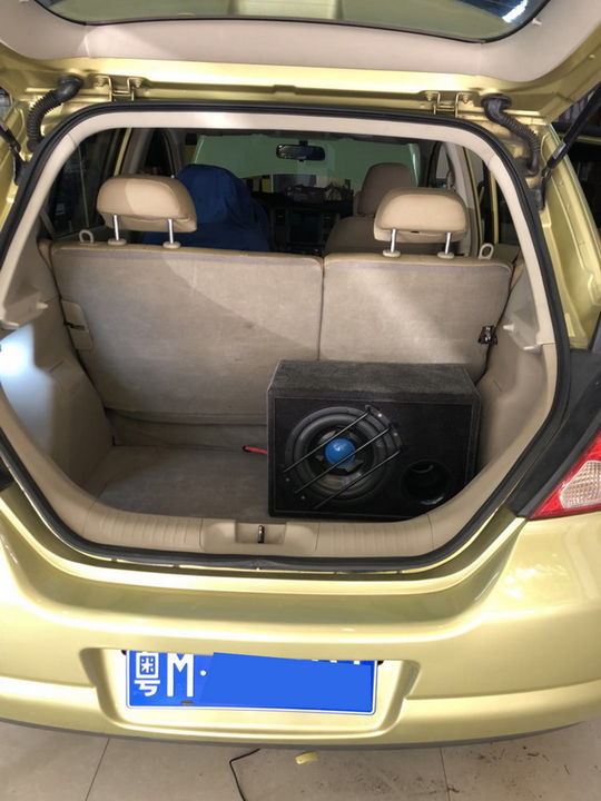 7超低音通过引线方式安装在汽车尾箱.jpg