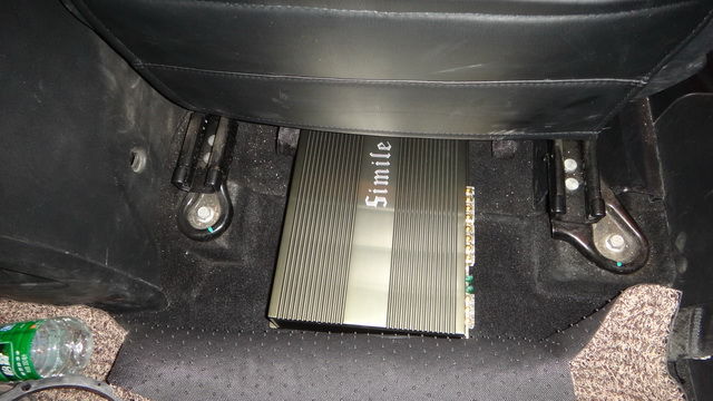 9，诗蔓ST4功放安装在汽车座椅底下.JPG