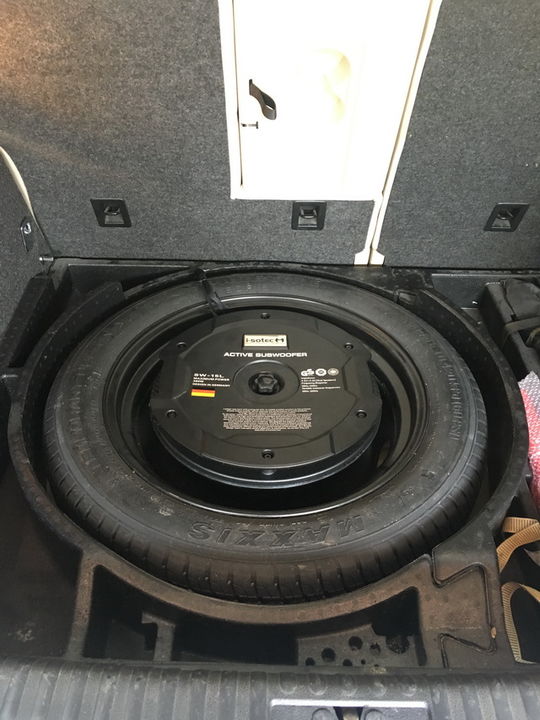 8 艾索特SW15L备胎低音安装在备胎中间.jpg