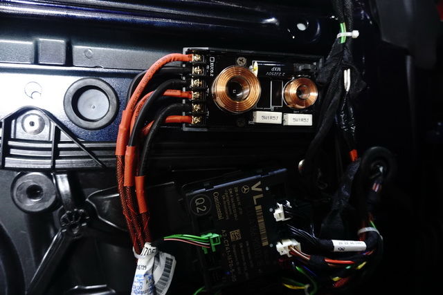 11  喇叭分频器引线安装在门板上.JPG