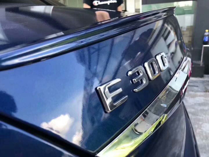 奔驰E300全车上装艾利铸造级亮面金属深蓝