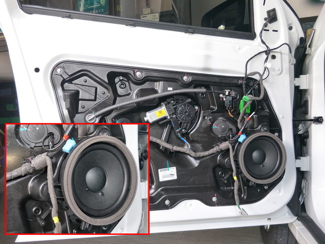 4 门板内部无任何隔音处理，风噪极易窜入车厢，配备的喇叭也是不堪入目.jpg.jpg
