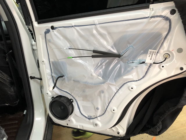 2，拆开汽车门板饰盖，只有一层简单的塑料薄膜.JPG
