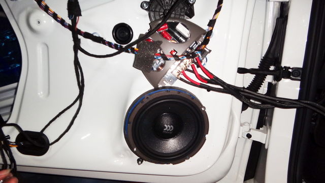 3，摩雷优特声602中低音喇叭安装在汽车原位.JPG