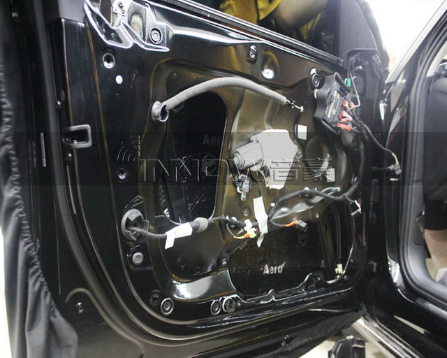 4，使用Stp银卫士隔音材料对汽车门板做第一层的隔音处理，降低门板共振噪声.JPG.jpg