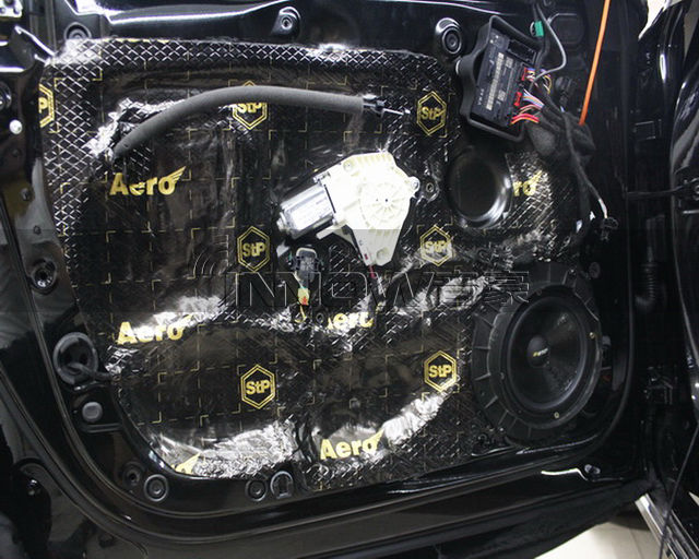 7，德国伊顿 Pro170.2三分频中低音喇叭安装在汽车原位.JPG