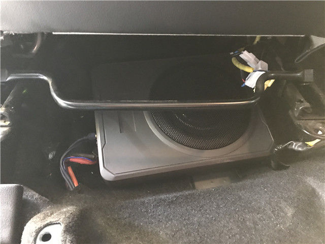 15，超低音单元安装在汽车座椅底下.JPG