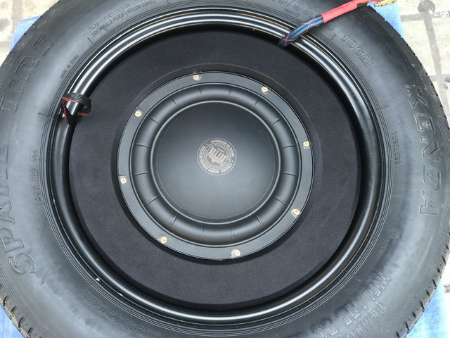 11，德国艾索特HE10超低音单元安装在备胎中间.png