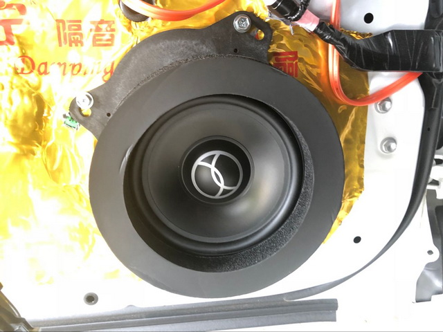 14，改装技师还特意为声场喇叭添加了丽音圈以提升汽车音响的效果.png.png