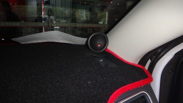 4，高音单元安装在汽车仪表台上.JPG