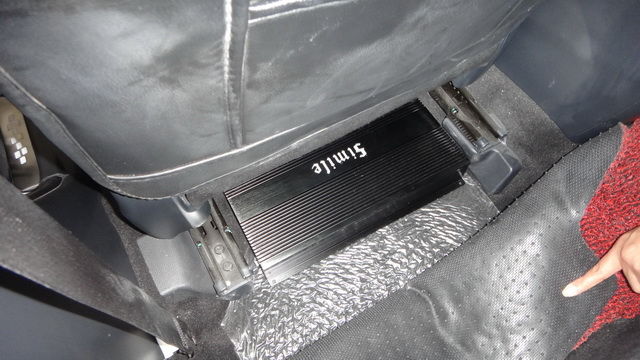 6，诗蔓SH-490功放安装在座椅底下.JPG