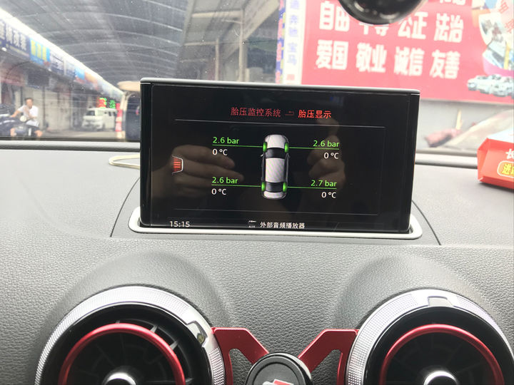 武汉 奥迪A3加装二代数字胎压 实时显示4轮胎压数值 安全