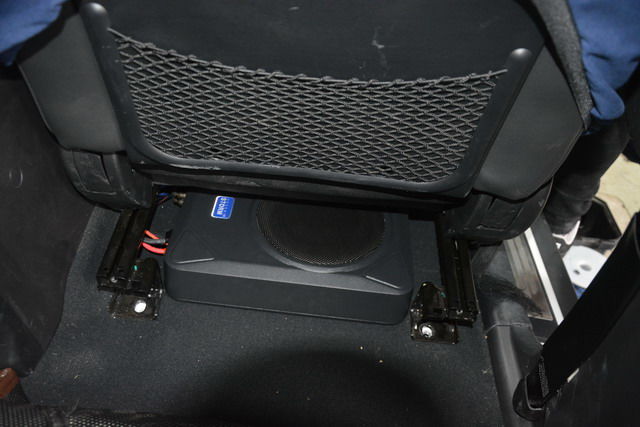 15 M8超薄低音引线装于座椅底下.JPG