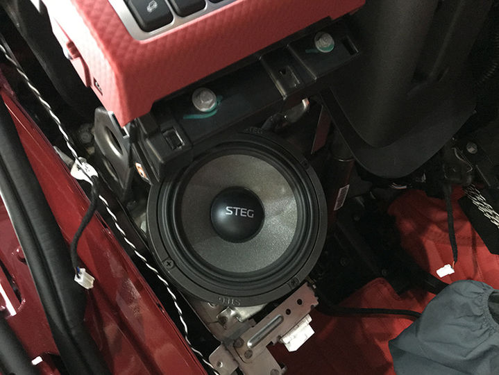10 意大利史泰格MT650C中低音喇叭安装在仪表台的下方.JPG
