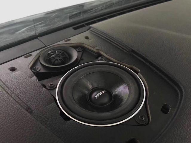 3 德国艾索特高音和中音喇叭安装在原车中置位置.jpg