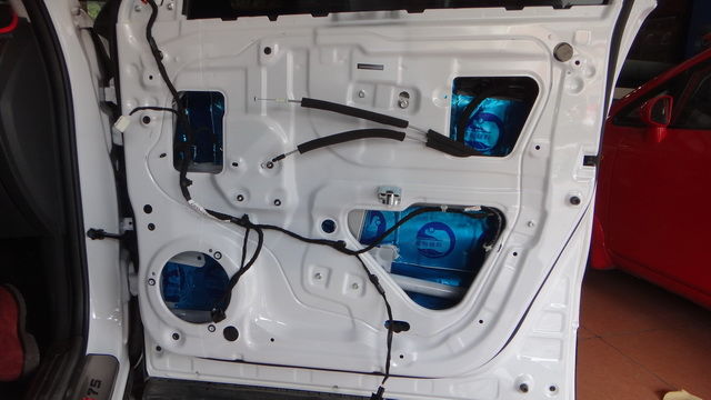 2，使用绿静隔音材料对汽车门板做第一层的止振处理.JPG