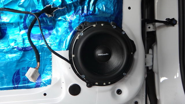 5，MBQ RS 160C中低音喇叭安装在汽车原位.JPG
