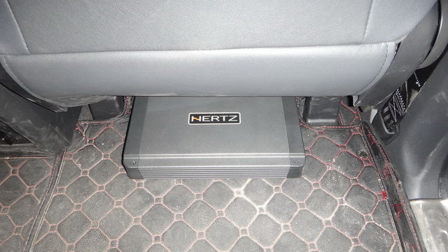 7，意大利赫HCP4安装在汽车座椅底下，不占据太多的存储空间.JPG