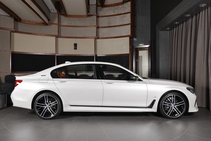 bmw-740e-with-m-sport-goodies-in-abu-dhabi-can-t-believe-it-s-a-hybrid_5.jpg