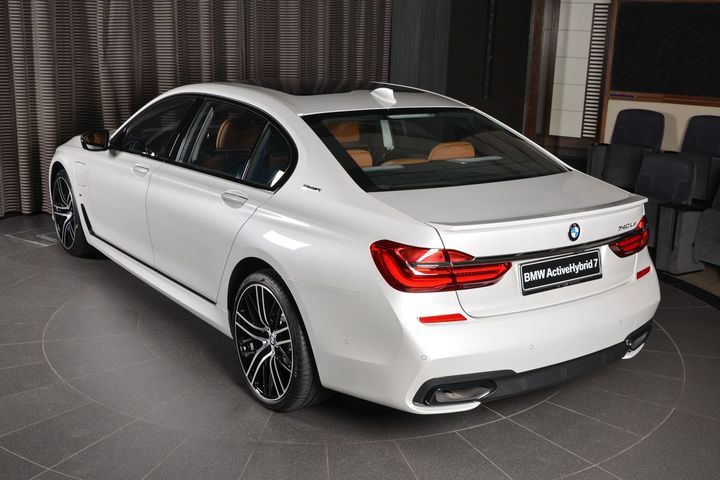 bmw-740e-with-m-sport-goodies-in-abu-dhabi-can-t-believe-it-s-a-hybrid_8.jpg