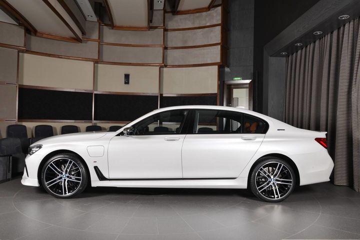bmw-740e-with-m-sport-goodies-in-abu-dhabi-can-t-believe-it-s-a-hybrid_11.jpg