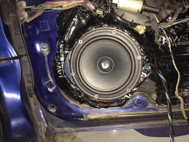 4，意大利诗芬尼S62二分频套装中低音喇叭安装在汽车原位.jpg