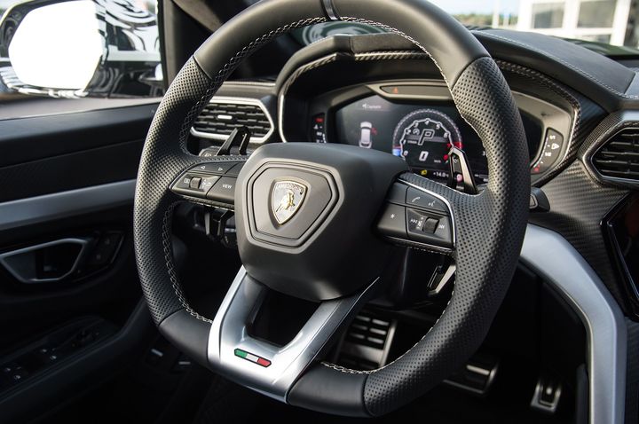 2019-lamborghini-urus-interior-steering-wheel.jpg