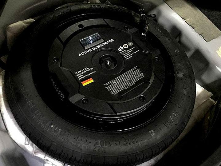 9 德国艾索特SW-15L备胎低音安装在原车备胎位置.jpg