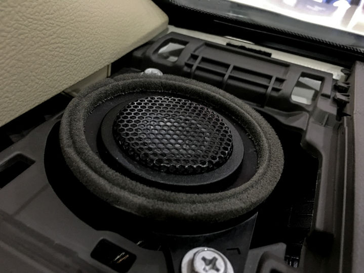 5 意大利史泰格SE650C高音喇叭安装在仪表台侧面.jpg
