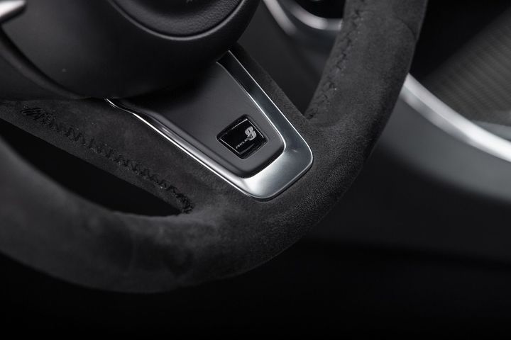 jaguar-xe-sv-project-8-steering-wheel.jpg